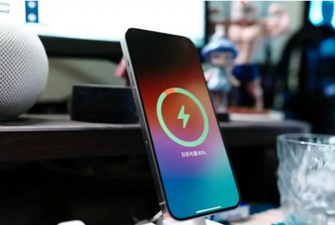 阿拉善苹果15换屏服务分享用什么充电器给iPhone15充电更好 